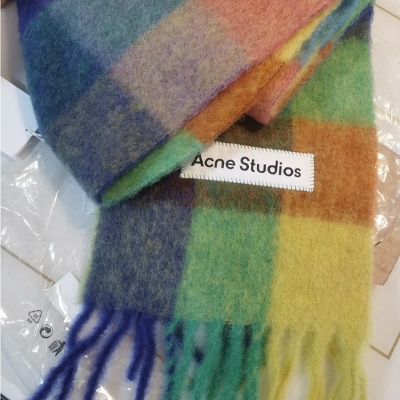 *only tried on * ACNE STUDIOS
Checked Scarf rainbow - Picture 3 of 3
